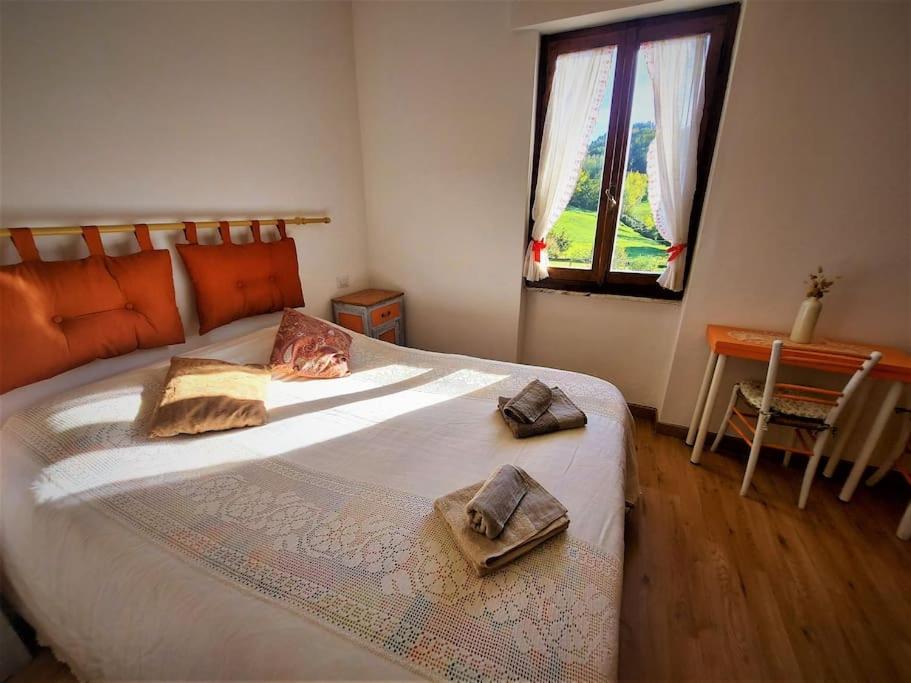 une chambre avec un grand lit avec des serviettes dessus dans l'établissement Podere La Machiusa - Villa with pool, à Villa