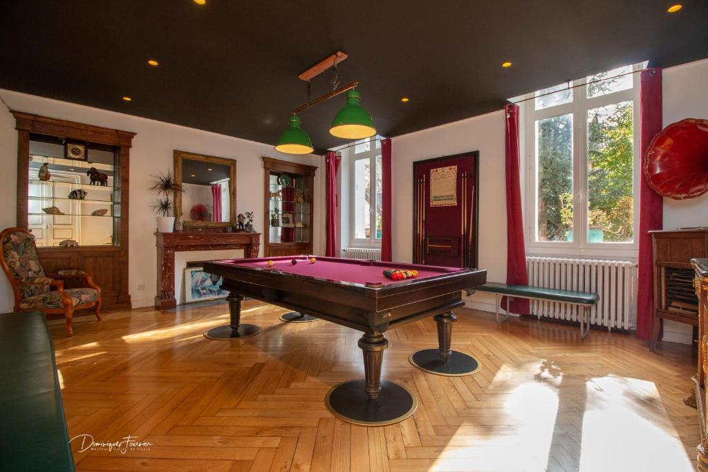 - un salon avec un billard au milieu dans l'établissement La VILLA ILIXON, à Luchon