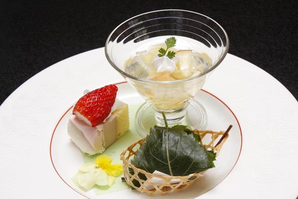 une assiette de desserts sur une assiette blanche avec une boisson dans l'établissement Tsuki no Shizuka, à Matsumoto