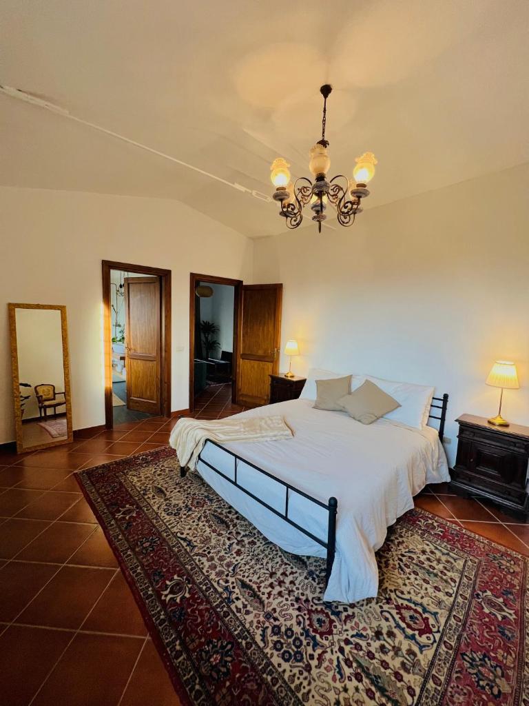 une chambre avec un grand lit et un tapis dans l'établissement Casale Delle Querce farmhouse in Giove Umbria with pool, à Giove