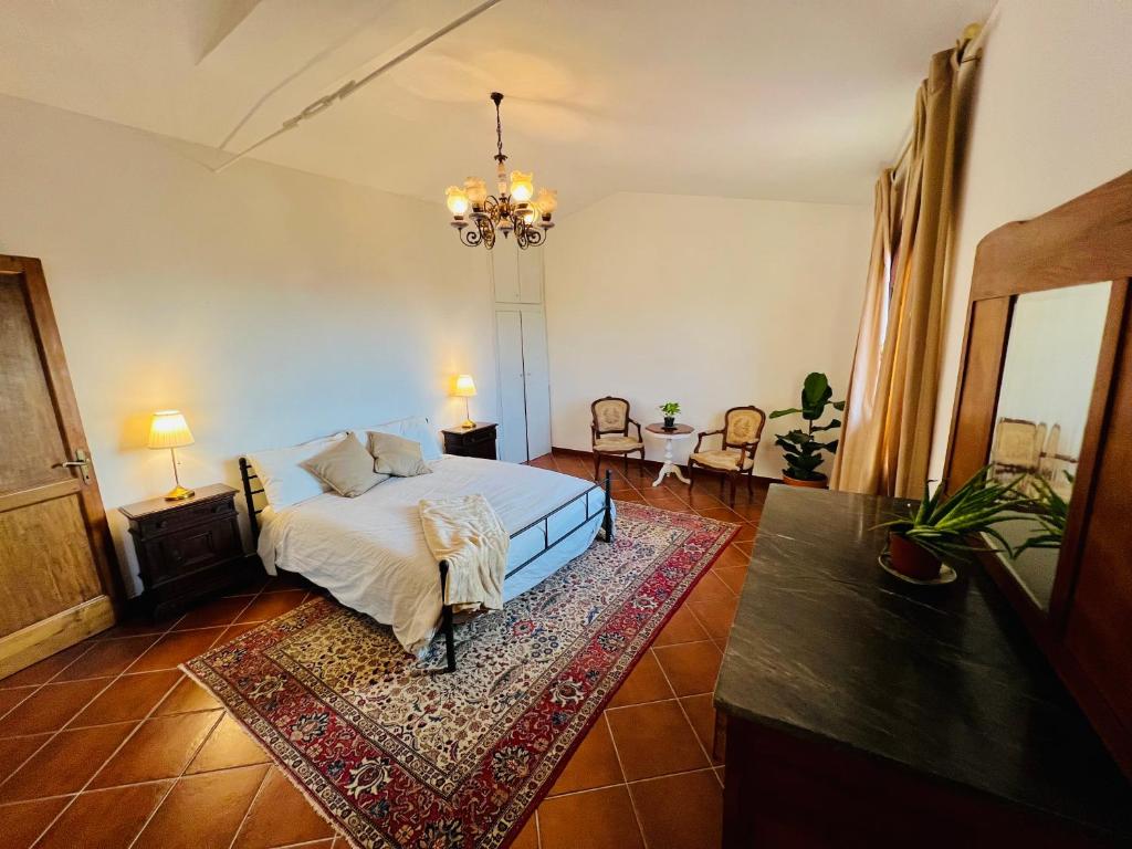 une chambre avec un lit et un lustre dans l'établissement Casale Delle Querce farmhouse in Giove Umbria with pool, à Giove 131 autres photos