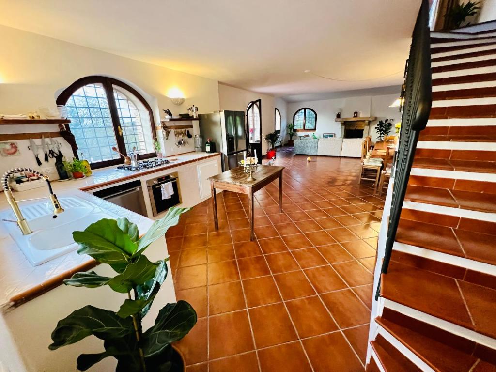 une cuisine et un salon avec un évier et une table dans l'établissement Casale Delle Querce farmhouse in Giove Umbria with pool, à Giove