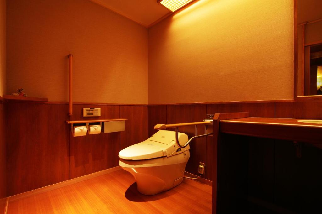 une salle de bain avec toilettes et lavabo dans l'établissement Yumotoya, à Niigata