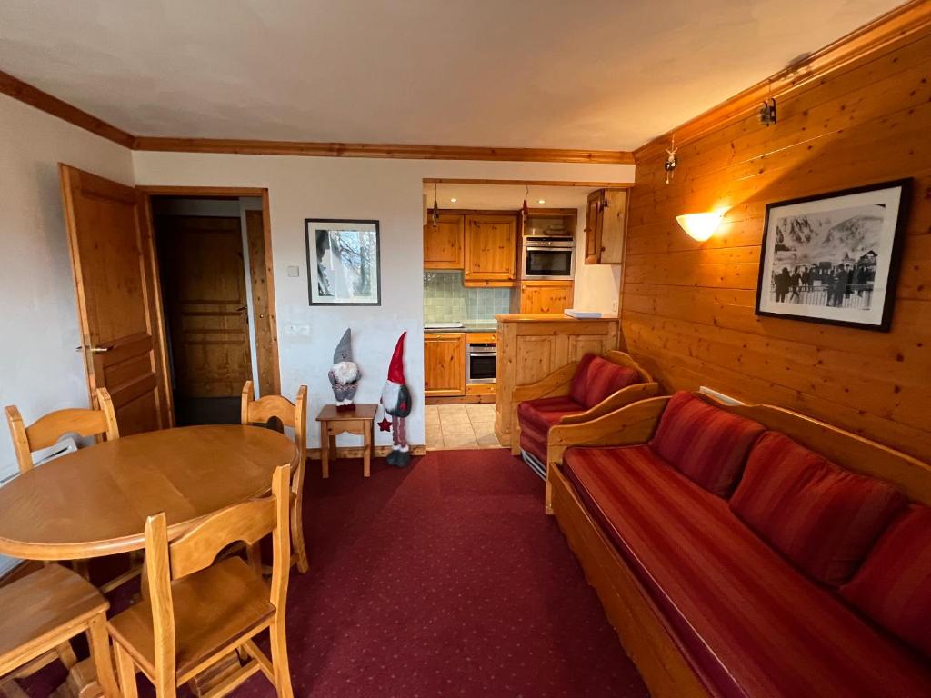 un salon avec un canapé et une table dans l'établissement Plagne Villages, Charmante Résidence de Tourisme 4 Etoiles, à Plagne Villages