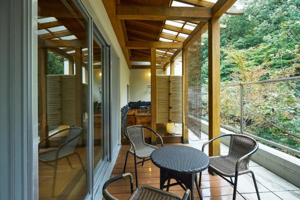 un patio avec des chaises et une table sur un balcon dans l'établissement KAMENOI HOTEL SHIOBARA Dog Friendly Hotel, à Nasushiobara 37 autres photos