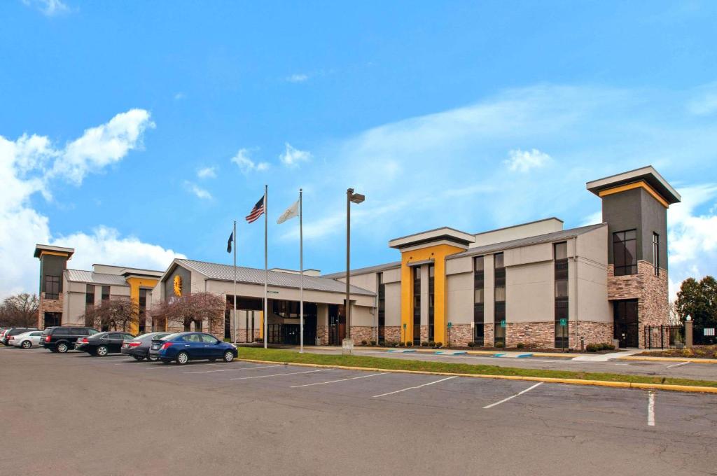 La Quinta Inn & Suites by Wyndham Detroit Metro Airport Image