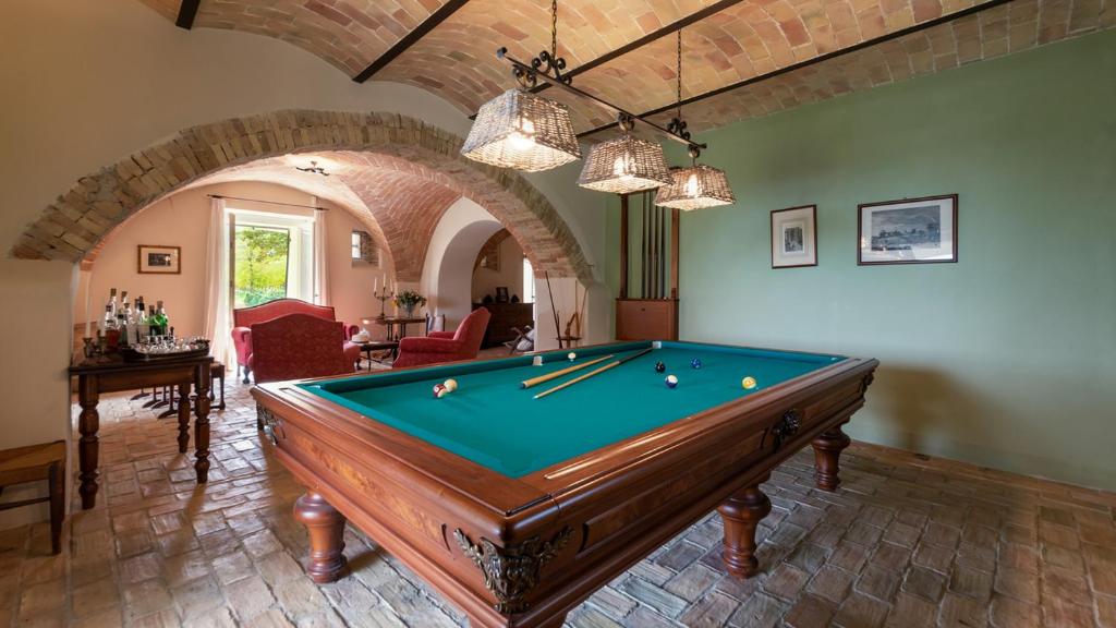 une chambre avec un billard dans une maison dans l'établissement LA CASA NEI VIGNETI 10, Emma Villas, à Catignano