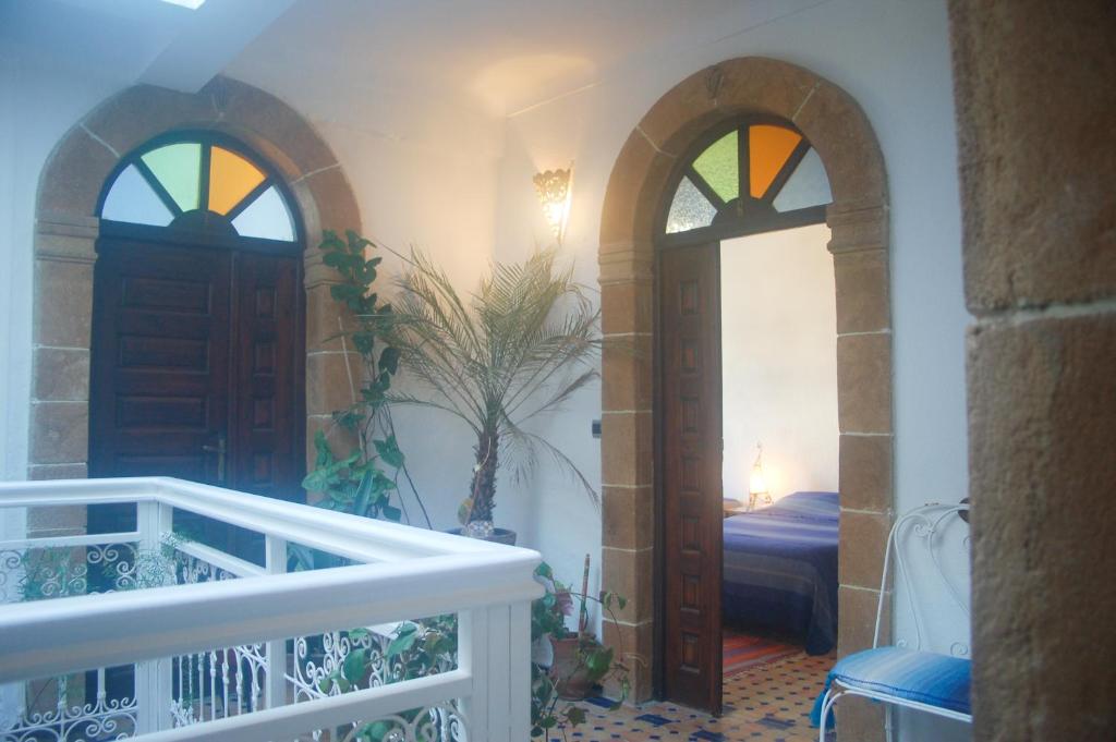 Il comprend un balcon avec deux portes cintrées et une chambre. dans l'établissement Riad Le Grand Large, à Essaouira