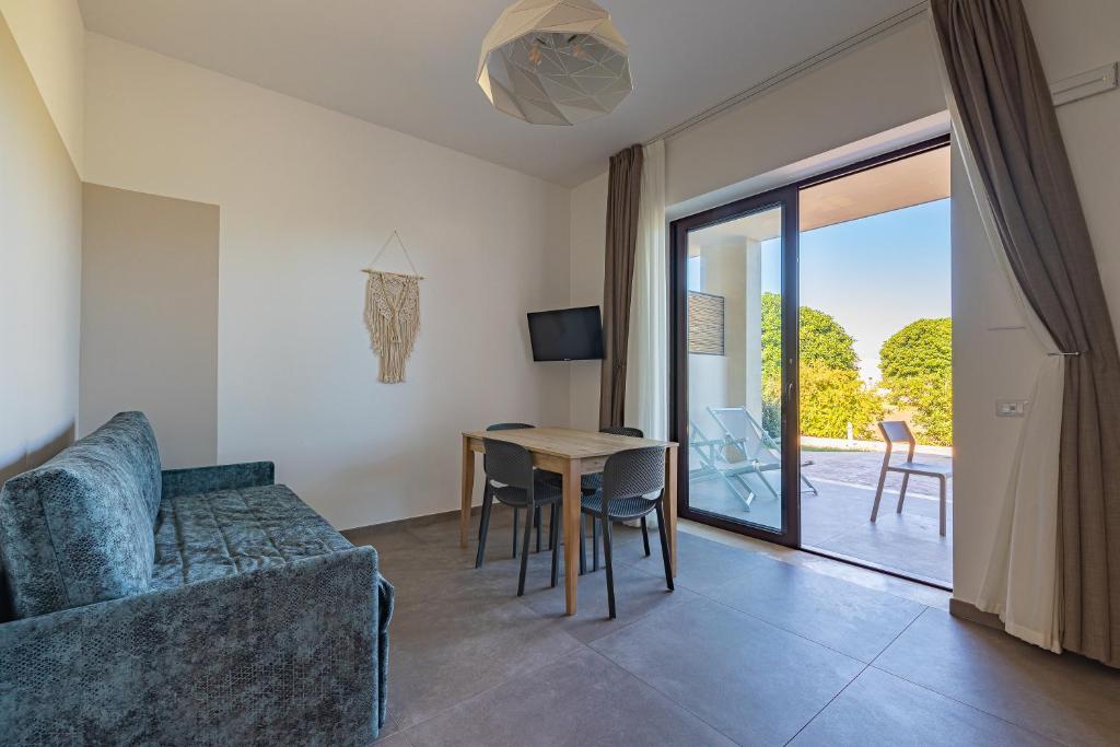 un salon avec un canapé et une table dans l'établissement Agriturismo Vigna Corallo, à Otrante