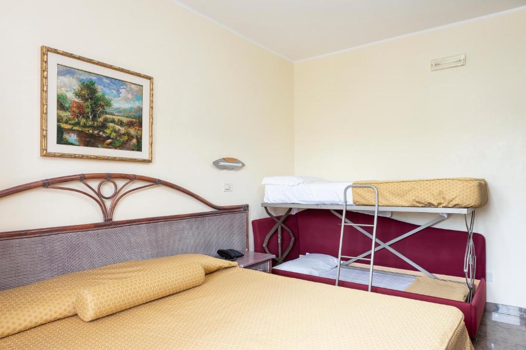 - une chambre avec 2 lits superposés et un tableau mural dans l'établissement Park Hotel Valle Clavia, à Peschici 66 autres photos