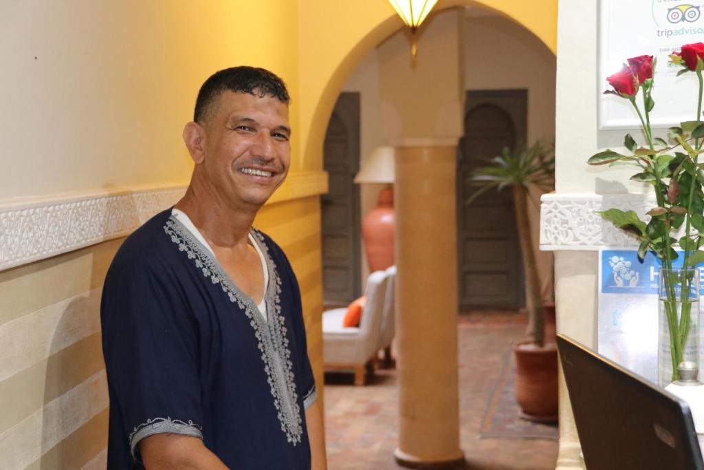 un homme debout devant un comptoir dans l'établissement Dar Andamaure, à Marrakech 37 autres photos