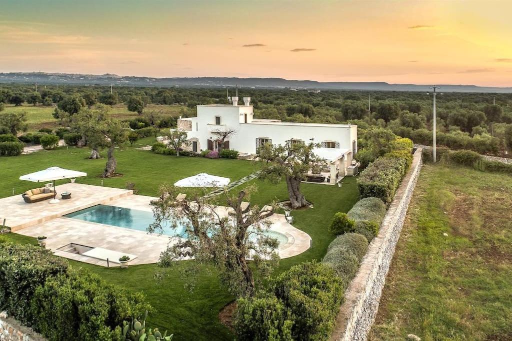 une vue aérienne d'une maison avec piscine dans l'établissement Masseria Il Frantoio by Raro Villas, à Ostuni