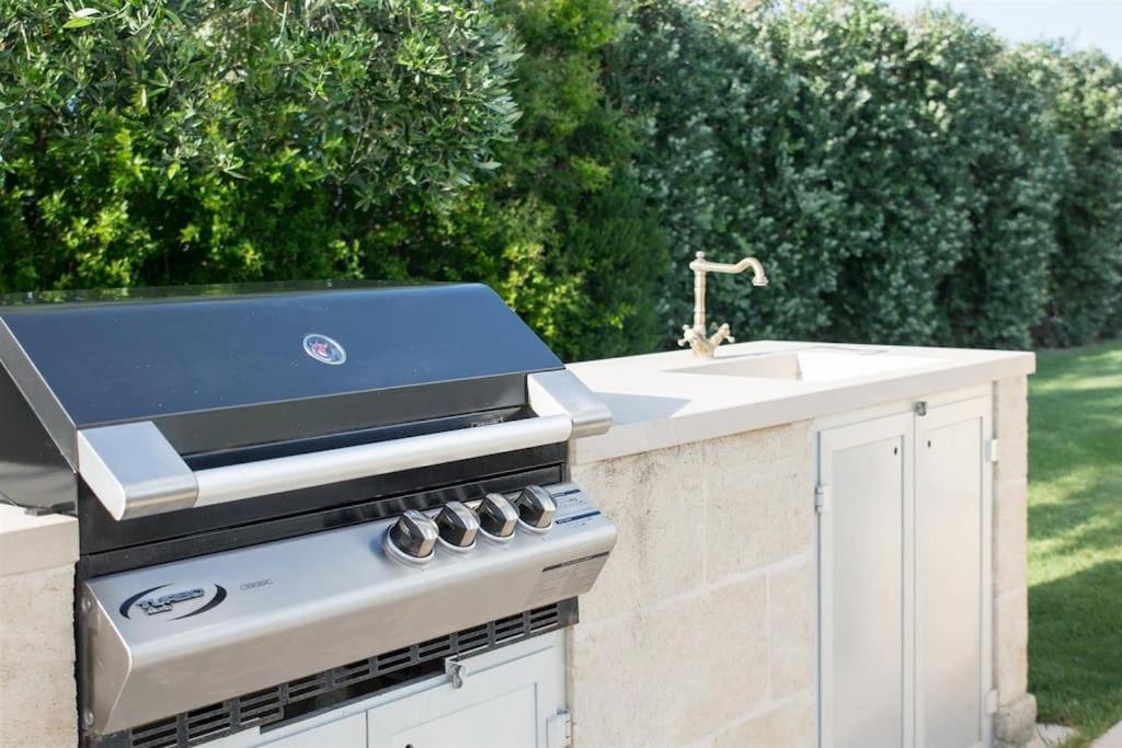 une cuisine avec une cuisinière et un évier dans l'établissement Masseria Il Frantoio by Raro Villas, à Ostuni