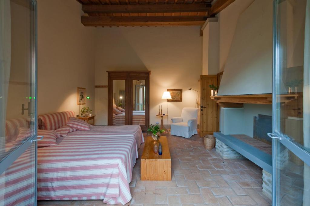 une chambre avec un lit et un canapé dans une pièce dans l'établissement Fattoria Casamora - Villa Le Magnolie, à Pian di Scò 30 autres photos