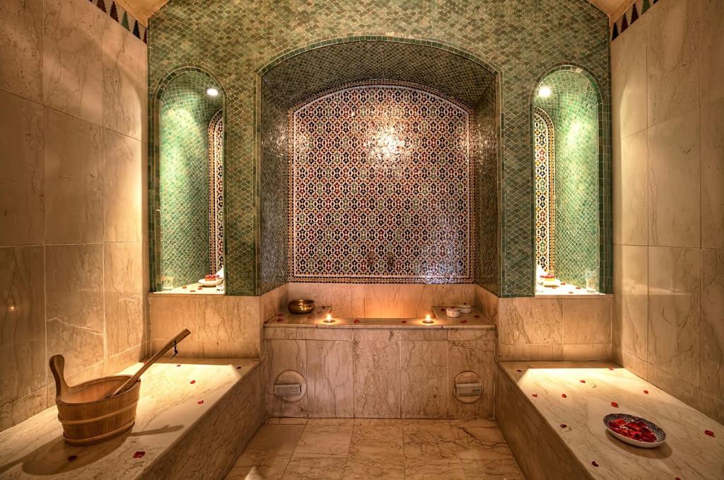 une baignoire dans une pièce avec une fenêtre dans l'établissement Riad Kniza, à Marrakech