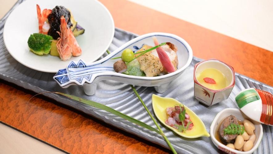 - un plateau avec des assiettes de nourriture sur une table dans l'établissement Gen Hakone Gora, à Hakone