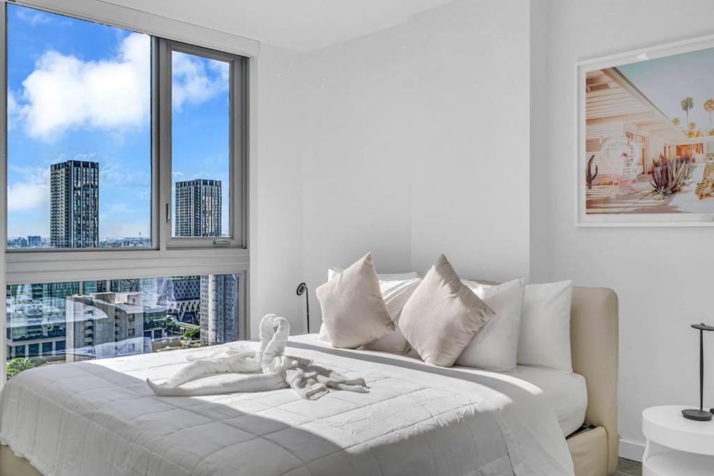 Modern 1 Bed Condo across from Bayside in Downtown 2