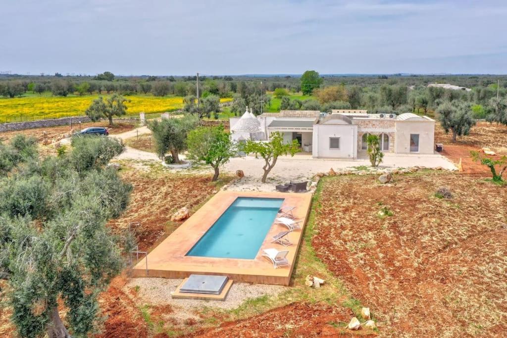 une vue aérienne d'une maison avec piscine dans l'établissement Bianco Trullo by Raro Villas, à Latiano