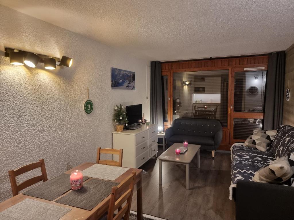 un salon avec un canapé et une table dans l'établissement LE PLEIN SUD, à Les Deux Alpes