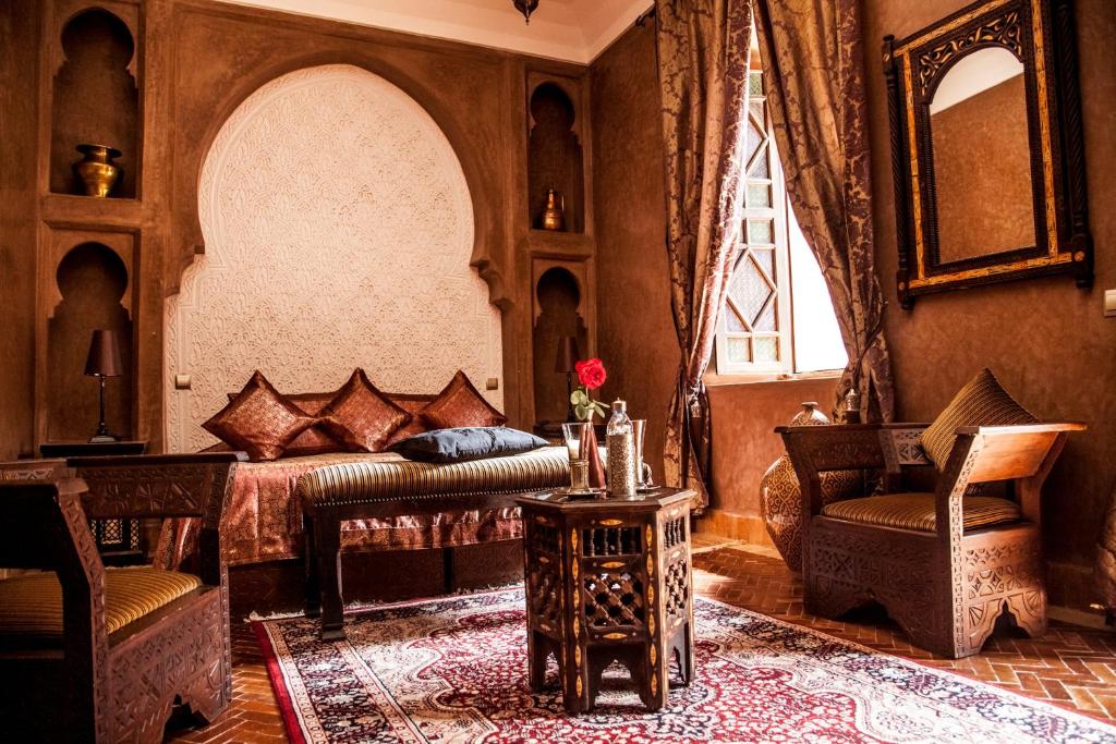 une chambre avec un lit, une table et une fenêtre dans l'établissement Riad ILayka, à Marrakech
