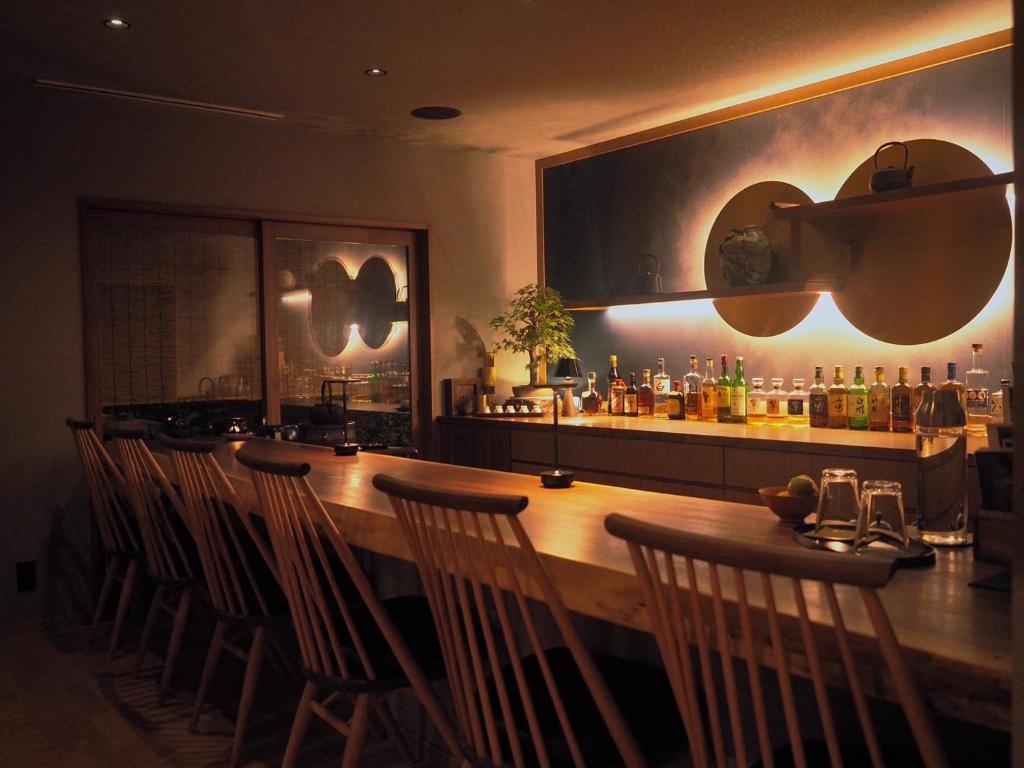 un bar dans un restaurant avec des chaises autour de lui dans l'établissement Ishibekoji Muan, à Kyoto 37 autres photos