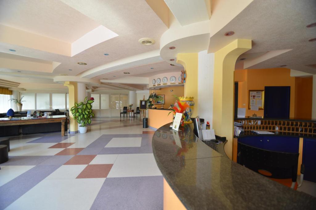 un hall d'entrée avec un long comptoir dans un bâtiment dans l'établissement Atlantis Palace Hotel, à Mascali 96 autres photos