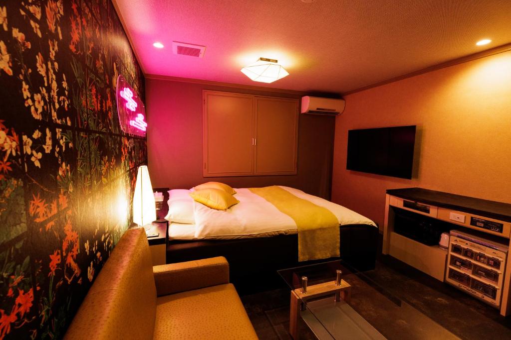 une chambre d'hôtel avec un lit et une télévision dans l'établissement Asahikawa Hotel 818-Adult Only, à Asahikawa 20 autres photos