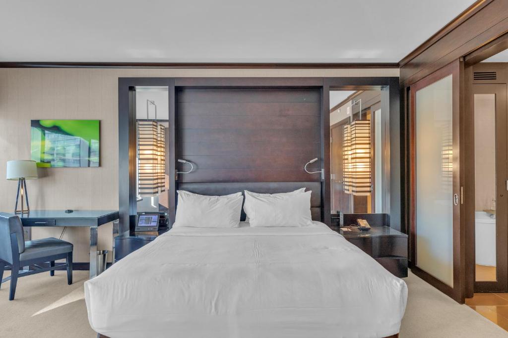 Vdara Studio Suite 011 Pool View FREE VALET Parking Image