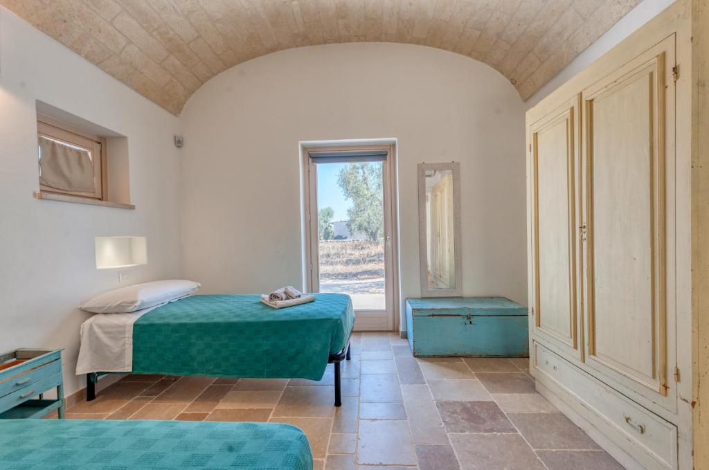 une chambre avec deux lits et une fenêtre dans l'établissement Trullo Amelie, à Ostuni 37 autres photos