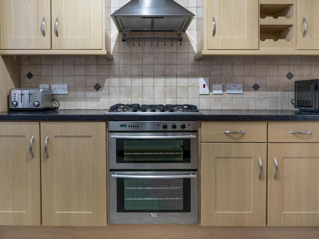 Lovely 4BR Home w Garden 7 Min from City Centre - Pass the Keys 8