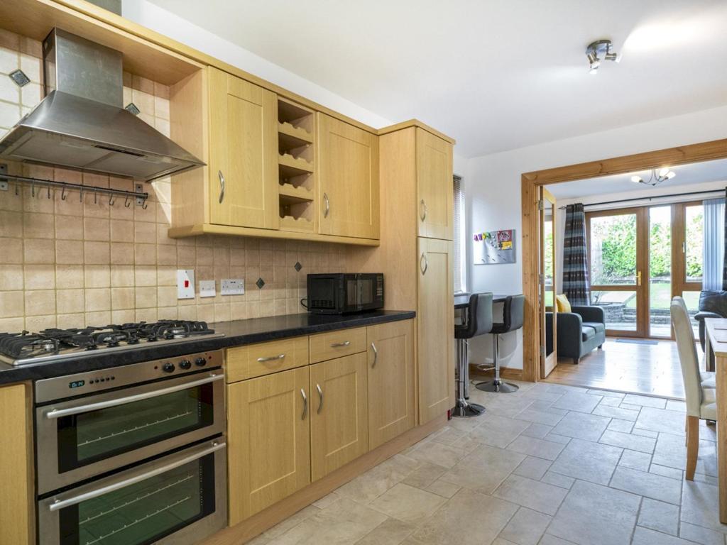 Lovely 4BR Home w Garden 7 Min from City Centre - Pass the Keys 3