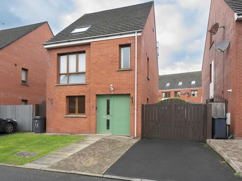Lovely 4BR Home w Garden 7 Min from City Centre - Pass the Keys 5