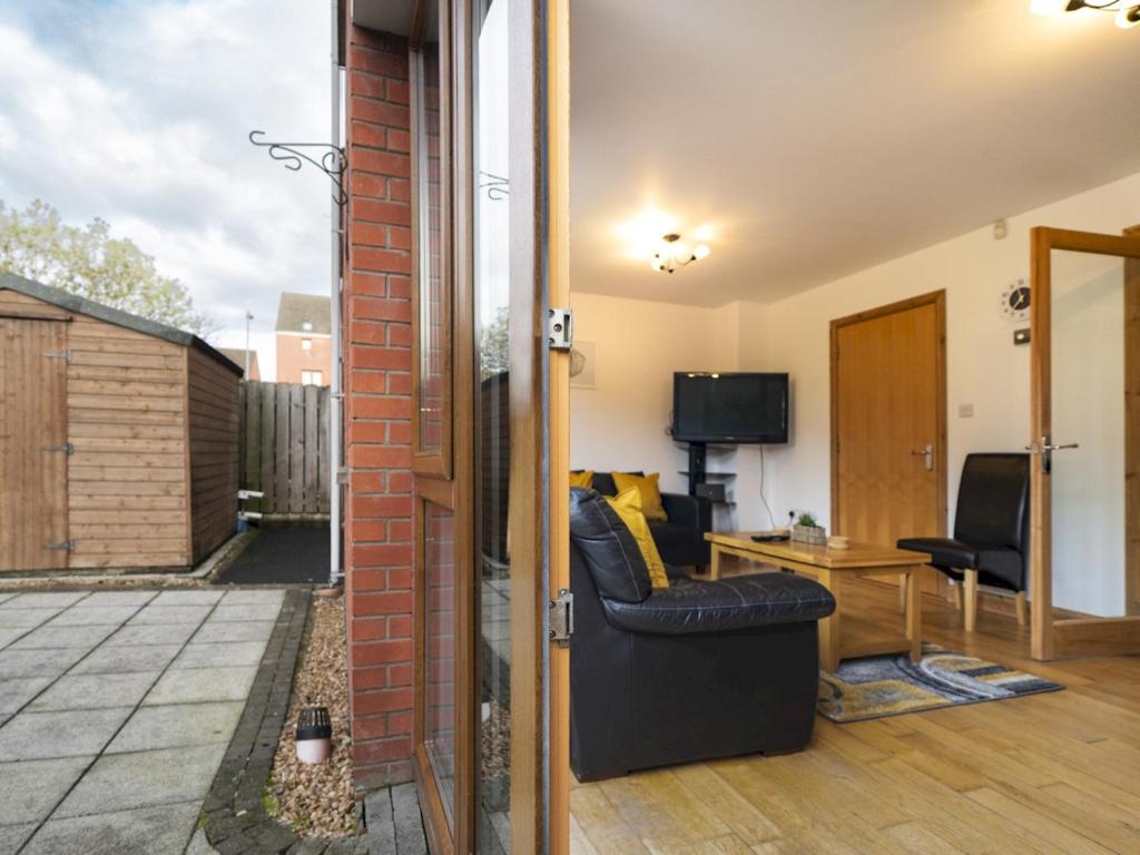 Lovely 4BR Home w Garden 7 Min from City Centre - Pass the Keys 4