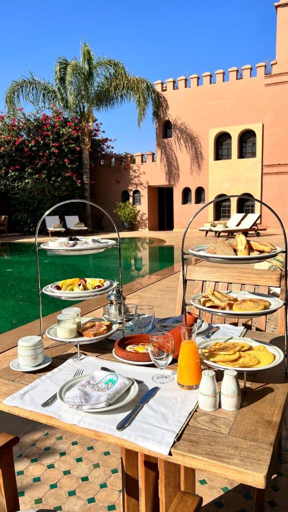 une table avec des plaques de cuisson au-dessus dans l'établissement Al Fassia Aguedal, à Marrakech