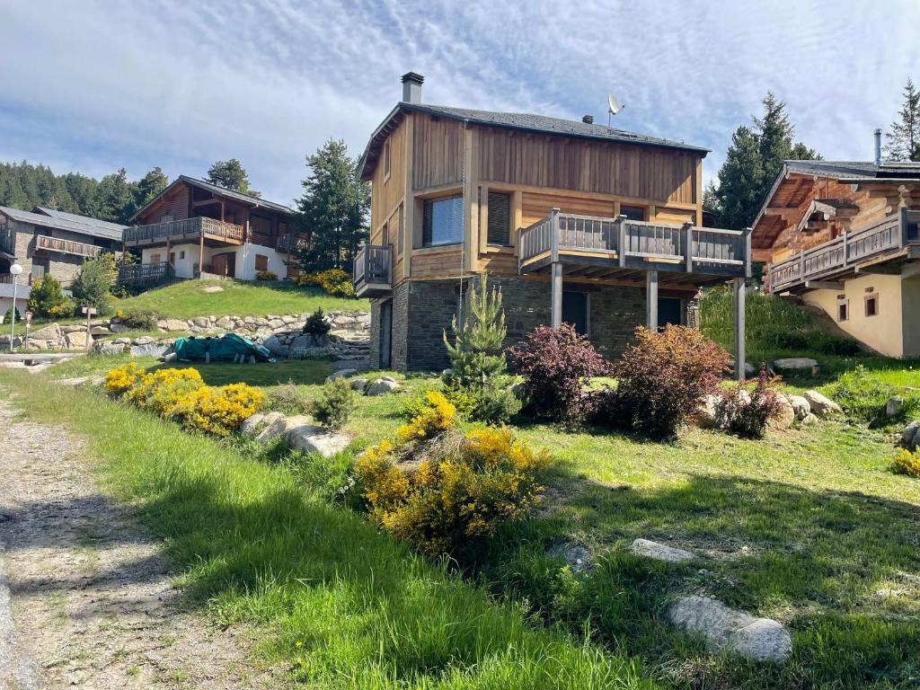 une maison sur le côté d'une pelouse dans l'établissement Les Silènes pyrènes 2000 Meublé touristique 4 Etoiles, à Bolquère-Pyrénées 2000