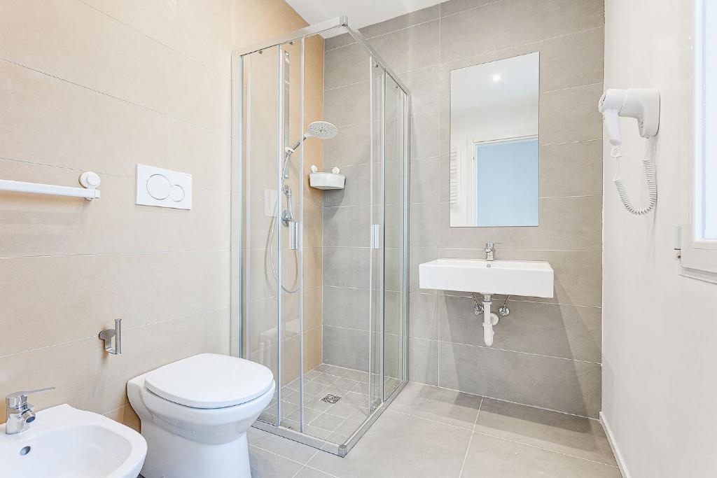 une salle de bain avec une douche, des toilettes et un lavabo dans l'établissement Hotel Anversa Rimini, à Rimini