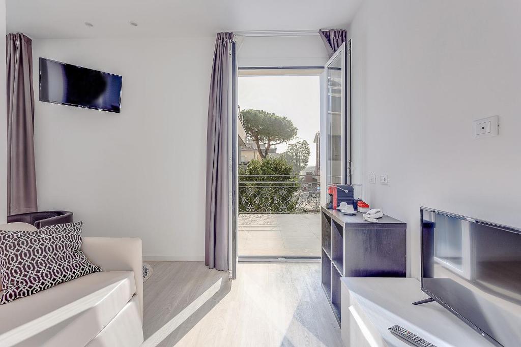 un salon avec un canapé et une grande fenêtre dans l'établissement Hotel Anversa Rimini, à Rimini