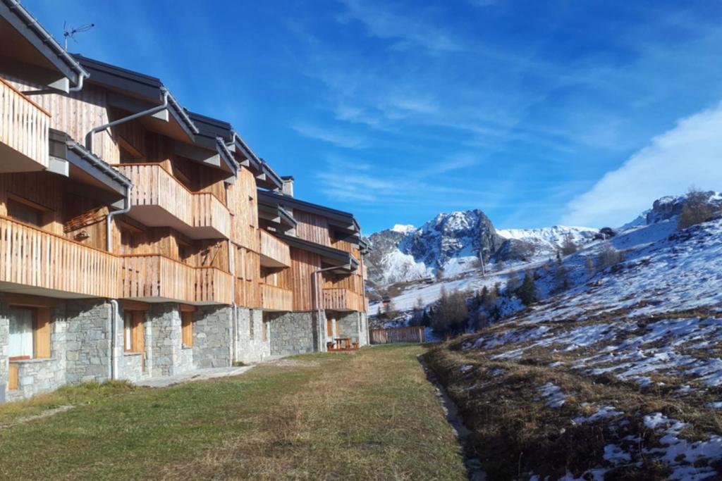 - une vue sur le côté d'un bâtiment avec de la neige dans l'établissement Studio 2-3 pers at the foot of the slopes, à Mâcot La Plagne