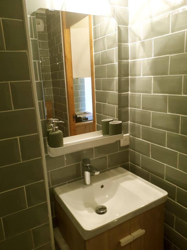 une salle de bain avec un lavabo et un miroir dans l'établissement Studio 2-3 pers at the foot of the slopes, à Mâcot La Plagne
