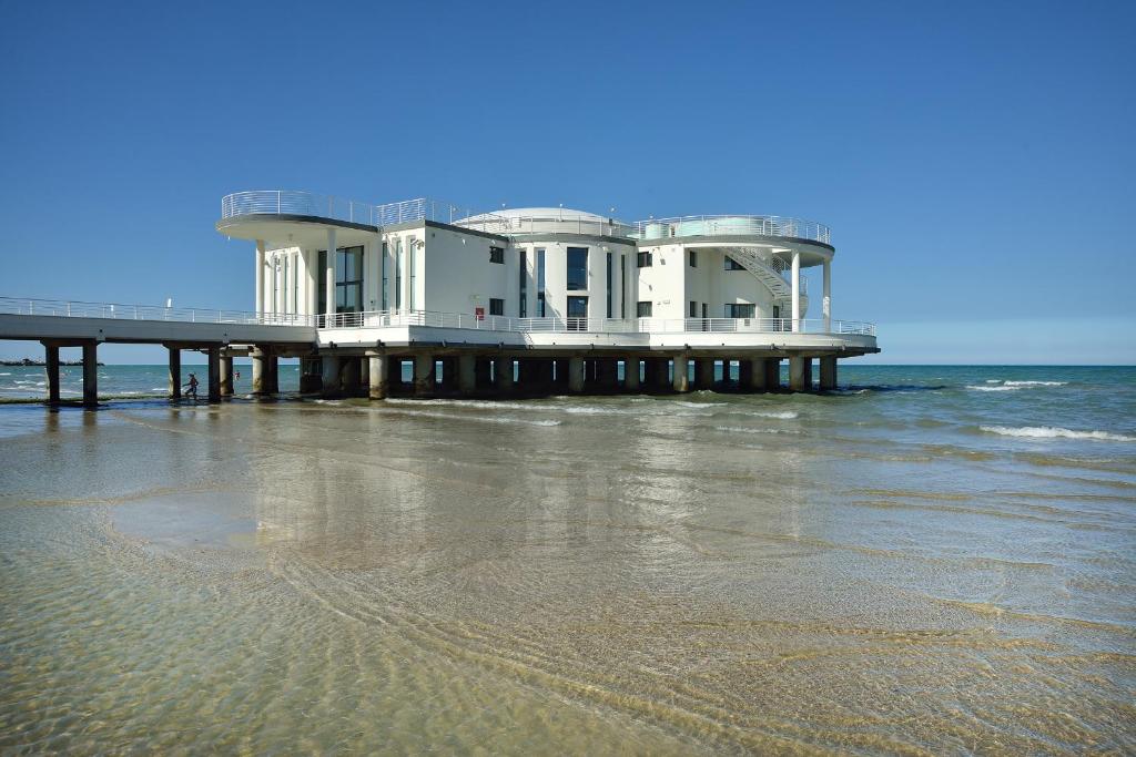 - un bâtiment sur une jetée sur la plage dans l'établissement Hotel Bel Sit, à Senigallia