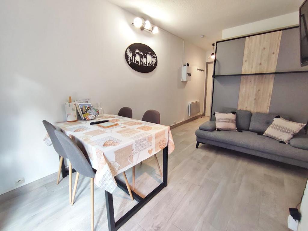 un salon avec une table et un canapé dans l'établissement Le reflet des montagnes, studio, centre Luchon, 4 personnes, à Luchon 6 autres photos