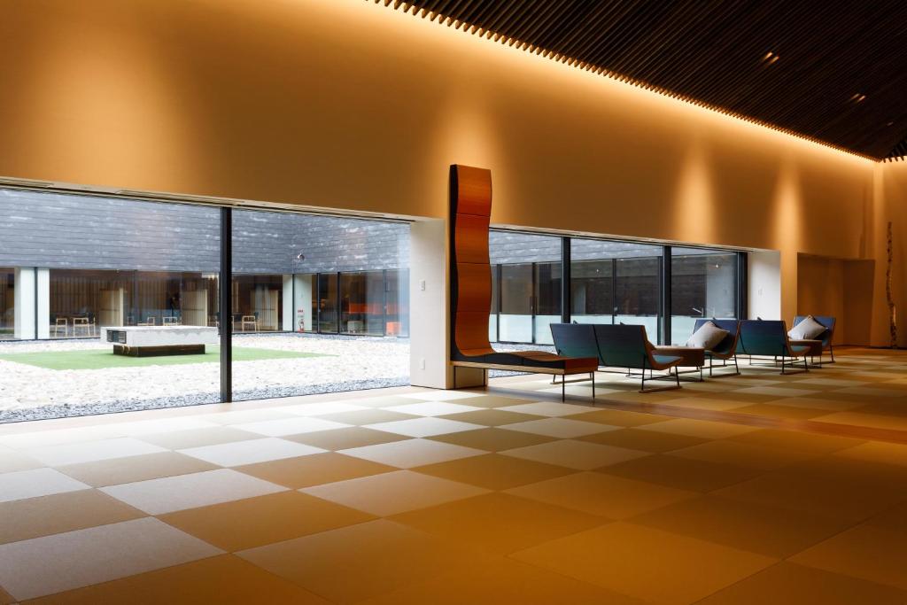 - un hall d'un immeuble avec des chaises et des fenêtres dans l'établissement Tokachigawa Moor Onsen Seijyakubow, à Otofuke 37 autres photos