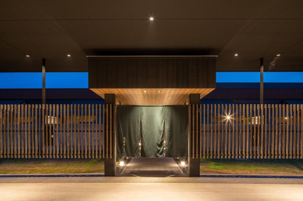 un accès à un bâtiment avec une scène dans l'établissement Tokachigawa Moor Onsen Seijyakubow, à Otofuke