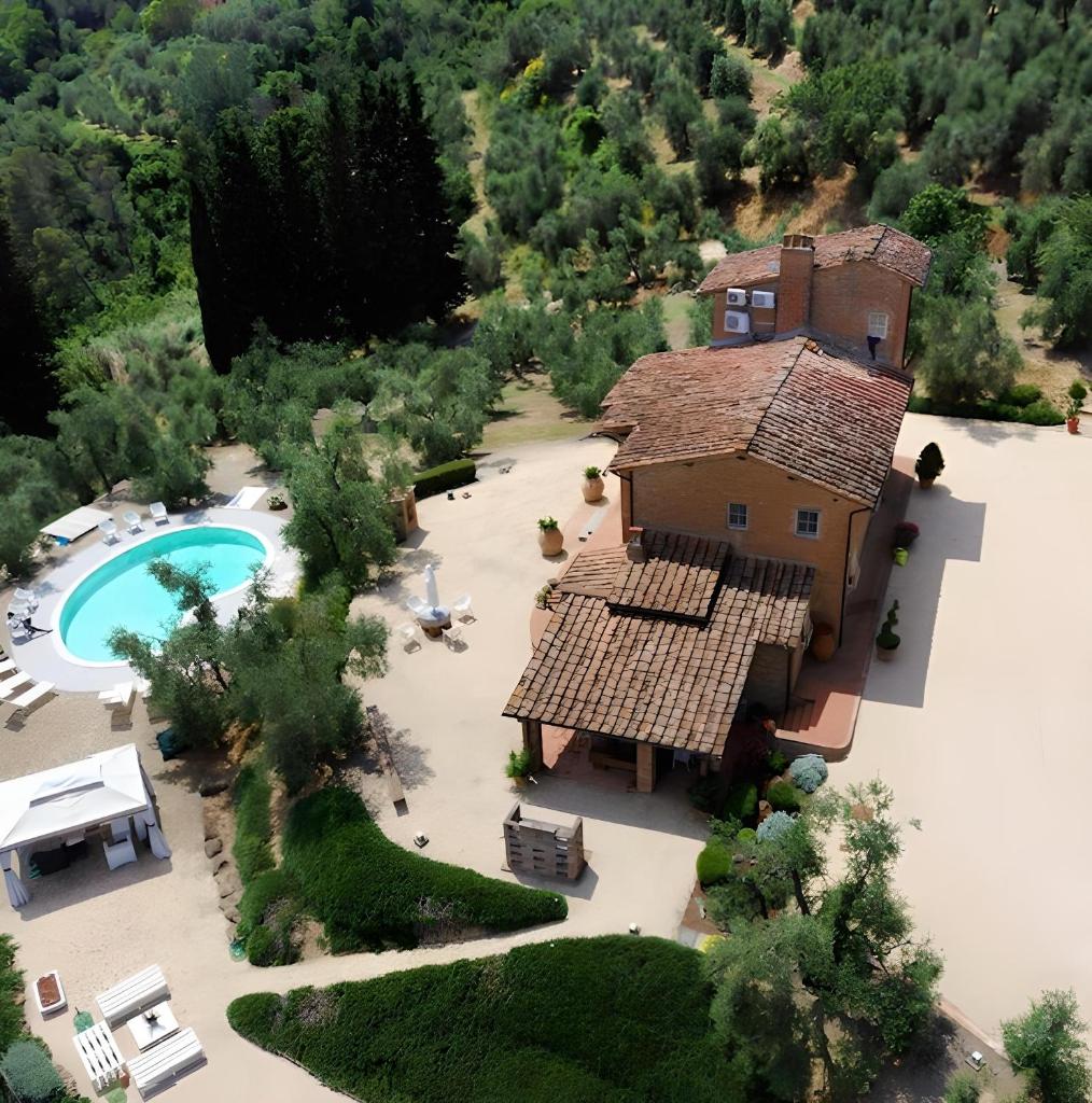 une vue aérienne d'une maison et d'une piscine dans l'établissement VILLA LARINO Luxury villa in Tuscany with breathtaking view, à Forcoli