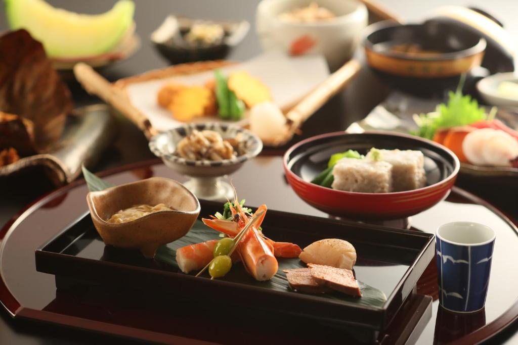 - une table avec un plateau de différents types de nourriture dans l'établissement Ichinoyu Katei, à Yamanouchi