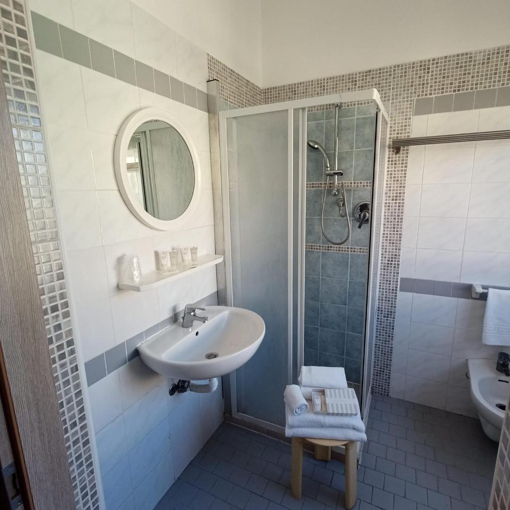une salle de bain avec un lavabo et une douche dans l'établissement Hotel Cà Vanni, à Rimini