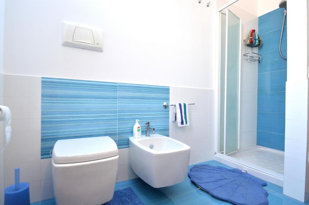 une salle de bain avec toilettes, lavabo et douche dans l'établissement Villa Spiaggia Plaja, à Castellammare del Golfo
