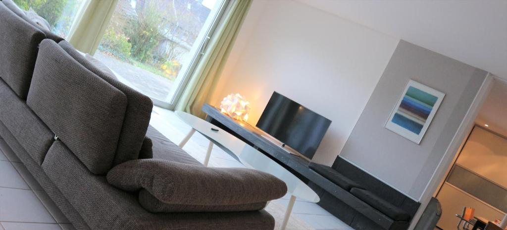 LIVING .... Bungalow mit großem Garten . 1