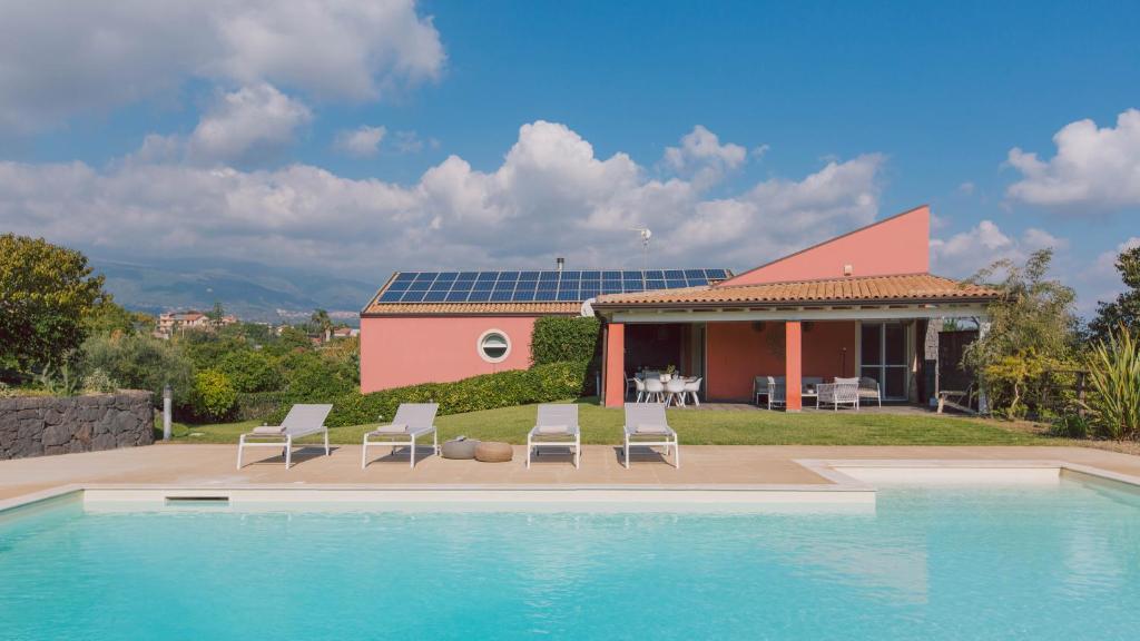 une villa avec piscine et une maison dans l'établissement VILLA KIMIA 8, Emma Villas, à Acireale