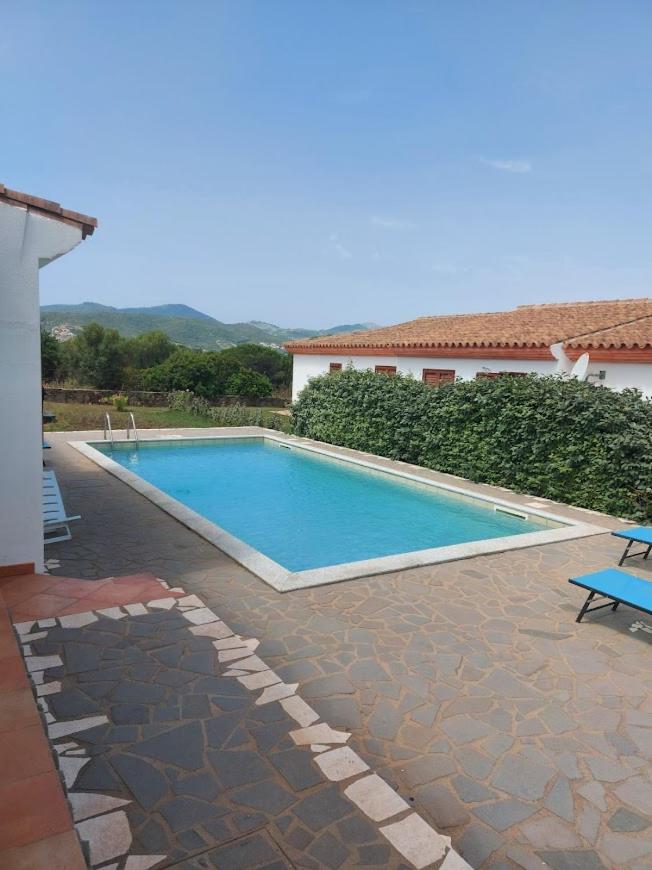 une piscine devant une maison dans l'établissement Villa Gallura Dream with private pool and sea view, à Tanaunella